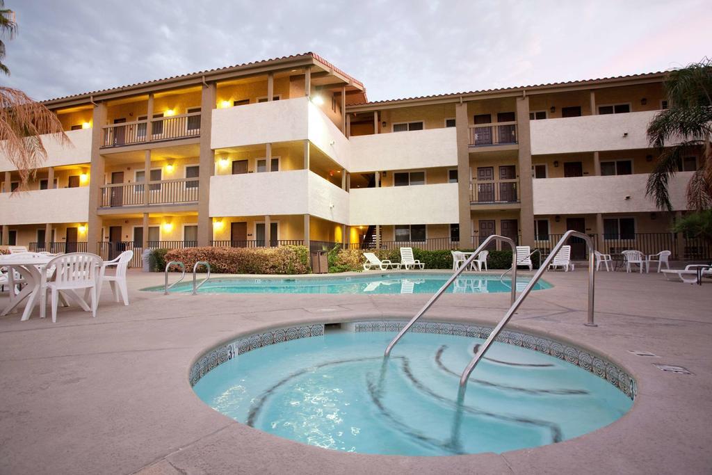 Red Lion Inn & Suites Cathedral City Palm Springs Экстерьер фото