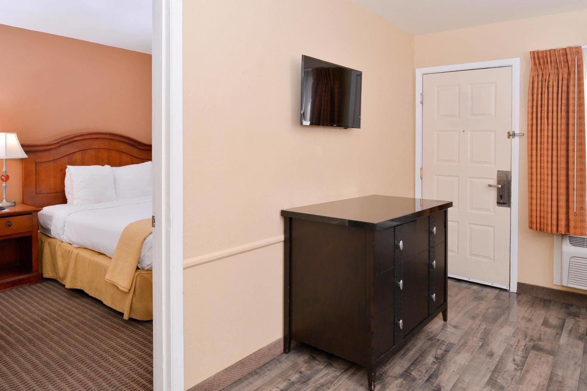 Red Lion Inn & Suites Cathedral City Palm Springs Экстерьер фото